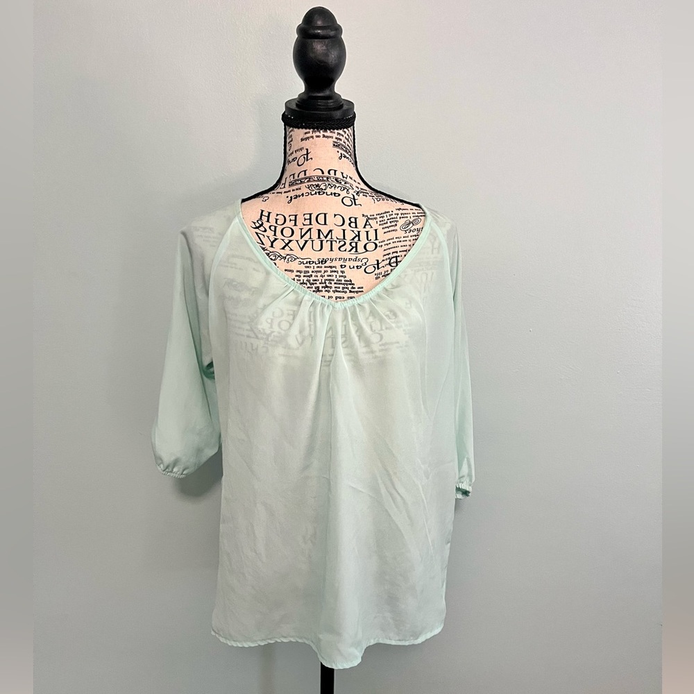 Te Blouse with Bow Back Detail